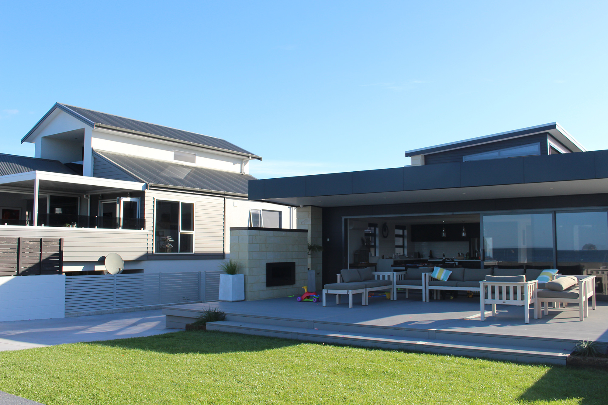 Moderne Außenanlage mit großzügiger Terrasse